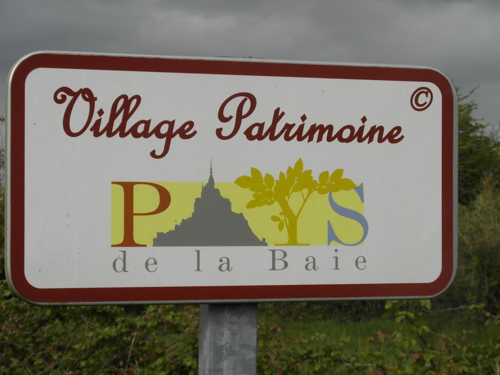 Vila Les Hirondelles De La Baie Vains Exteriér fotografie